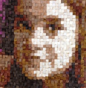 Kunstwerk aan de muur in hout